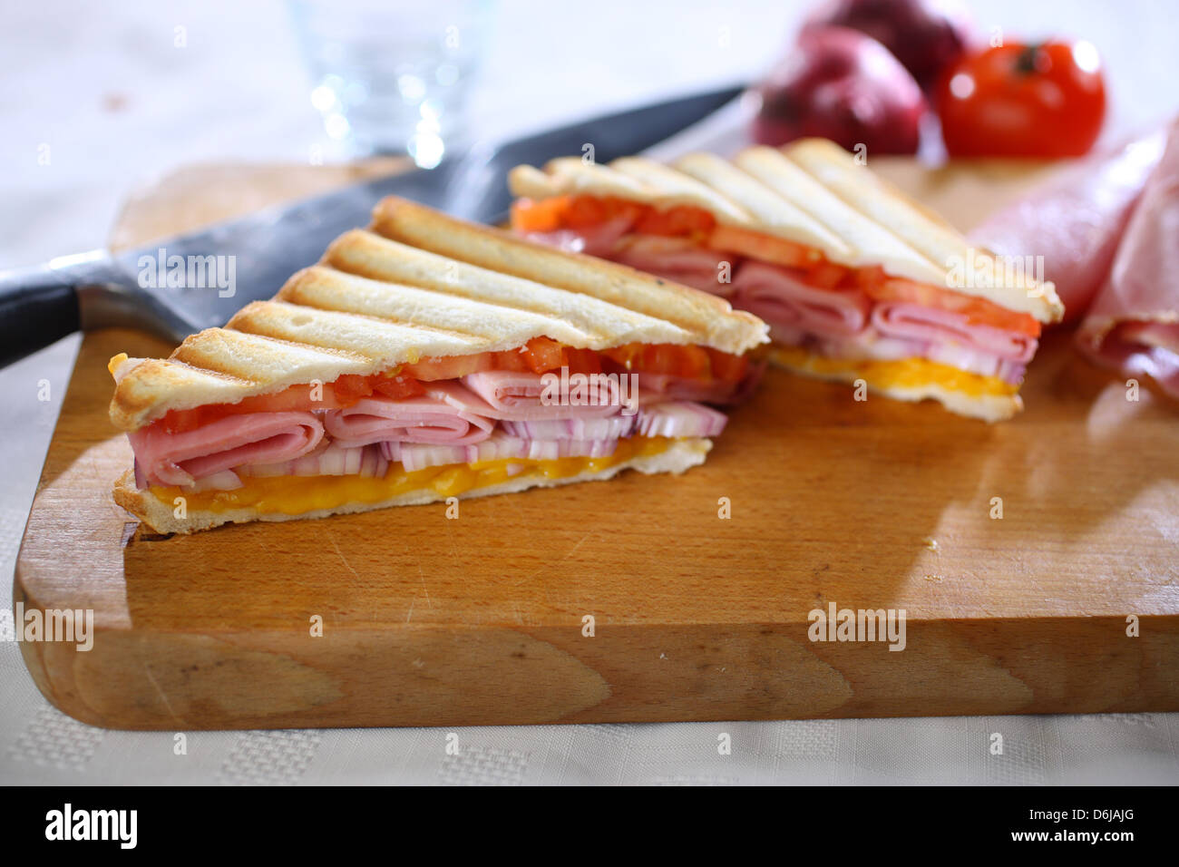 Schinken-Käse-Tomaten und roten Zwiebeln sandwich Stockfoto