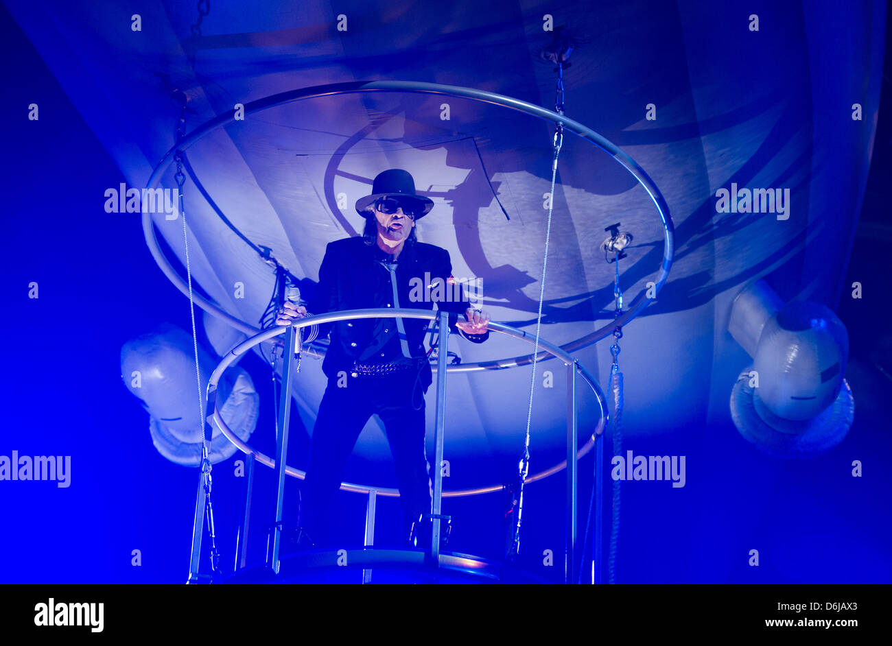 Deutscher Rockmusiker und Sänger führt mit seiner Band "Panikorchester" auf der Bühne an der SAP-Arena in Mannheim, Deutschland, 10. März 2012. 65-jährige Lindenberg geht auf Tournee durch 11 deutsche Städte 17 Konzerten unter dem Motto "Ich Mach' Mein Ding' (ich mache mein Ding) bis Anfang April. Foto: Uwe Anspach Stockfoto