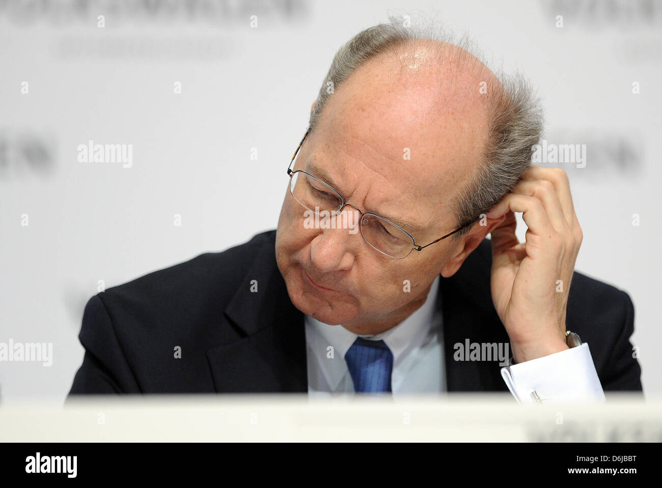 Volkswagen Finanzvorstand Hans Dieter Poetsch besucht der Bilanz/GuV-Pressekonferenz des deutschen Automobilherstellers Volkswagen in Wolfsburg, Deutschland, 12. März 2012. Volkswagen hat bisher das beste Gleichgewicht erreicht. Foto: PETER STEFFEN Stockfoto