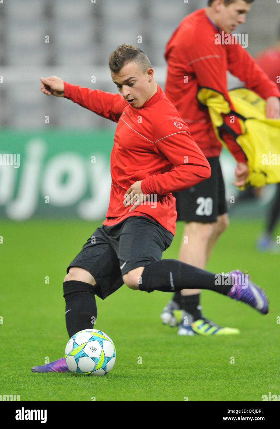 Fc Basel Xherdan Shaqiri Geht Der Ball Wahrend Einer Ubung In Allianz Arena In Munchen Deutschland 12 Marz 2012 Der Fc Basel Steht Bayern Munchen In Der Champions League Letzten Sechzehn Zweite
