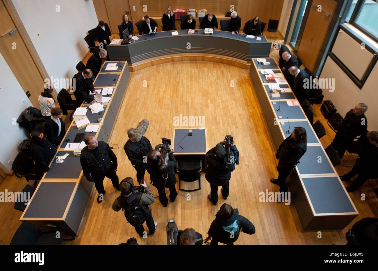 Blick auf den Gerichtssaal vor der Verhandlung über den Tod von Oury Jalloh am Landgericht in Magdeburg, Deutschland, 13. März 2012. Die Studie bezieht sich auf den Tod des 23-jährigen Asylbewerbers Oury Jalloh aus Sierra Leone, die bei einem Brand in einer Polizeizelle in Dessau gestorben. Foto: JENS WOLF Stockfoto