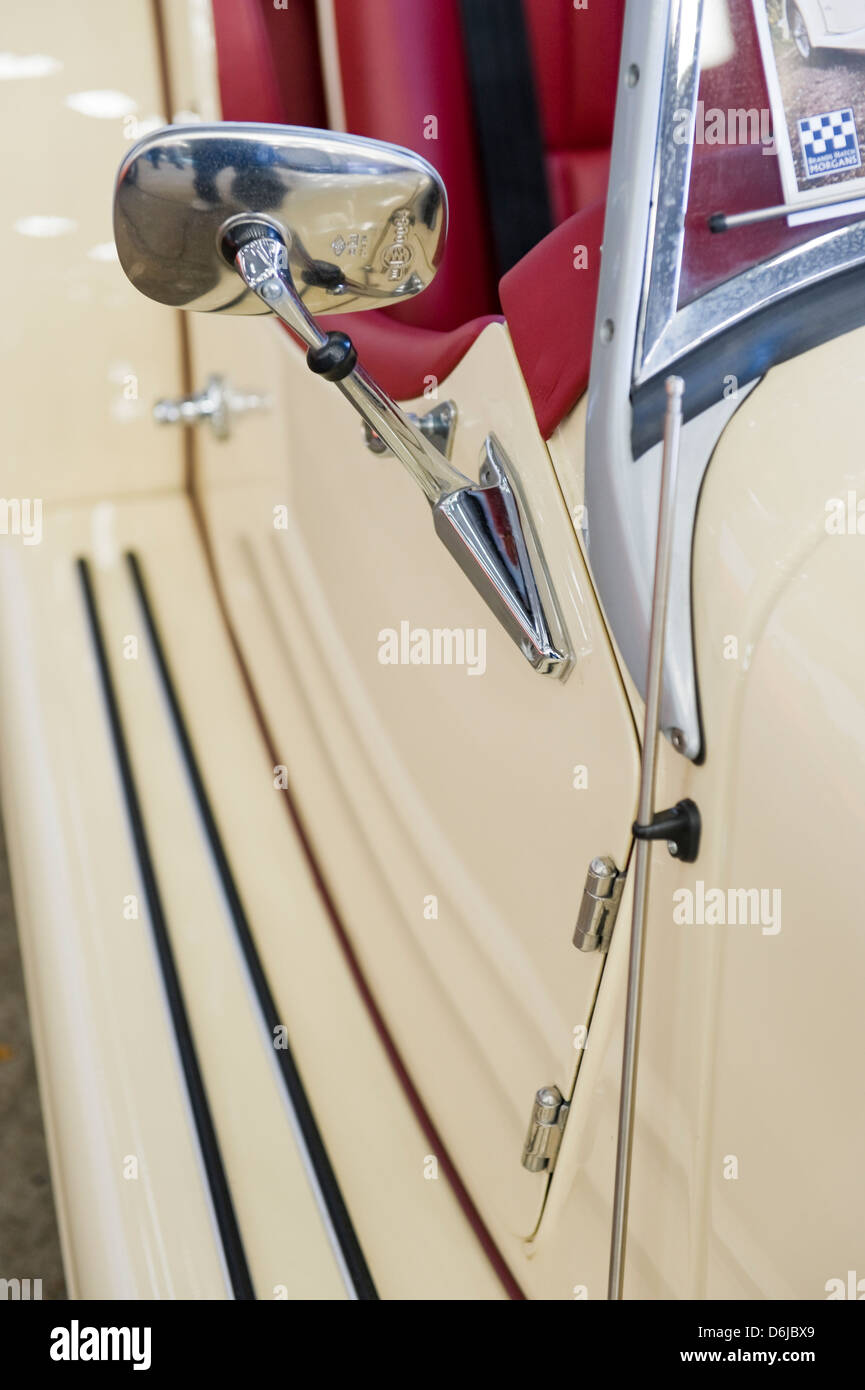Seitenspiegel auf Oldtimer Sportwagen Stockfoto