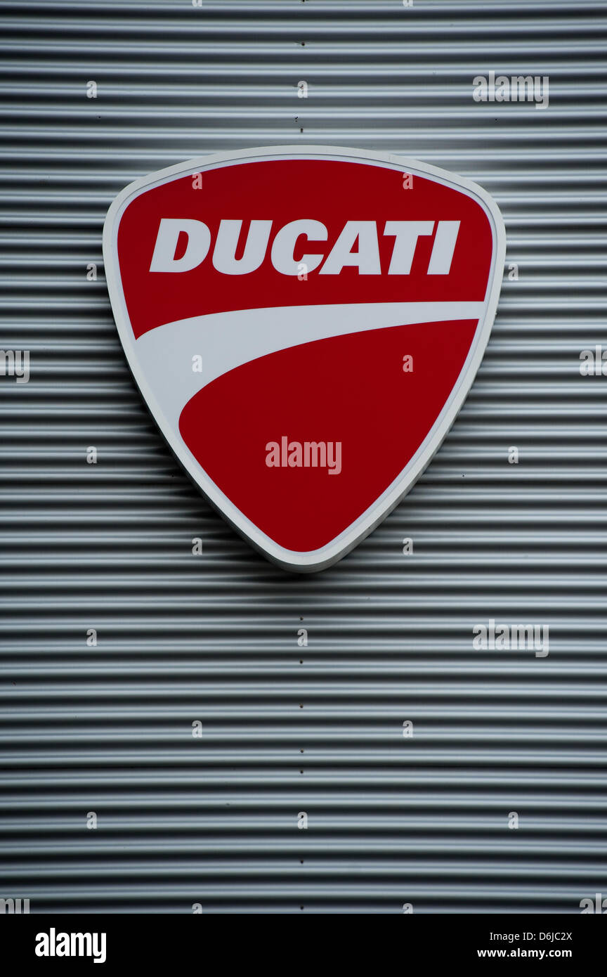 Eine Ducati Emblem wird bei einer Motorrad-Händler in Regensburg, Deutschland, 13. März 2012 gesehen. Deutsche Autohersteller Audi Motorradhersteller Ducati interessiert. Verhandlungen über den Kauf sind im Gange. Foto: Armin Weigel Stockfoto