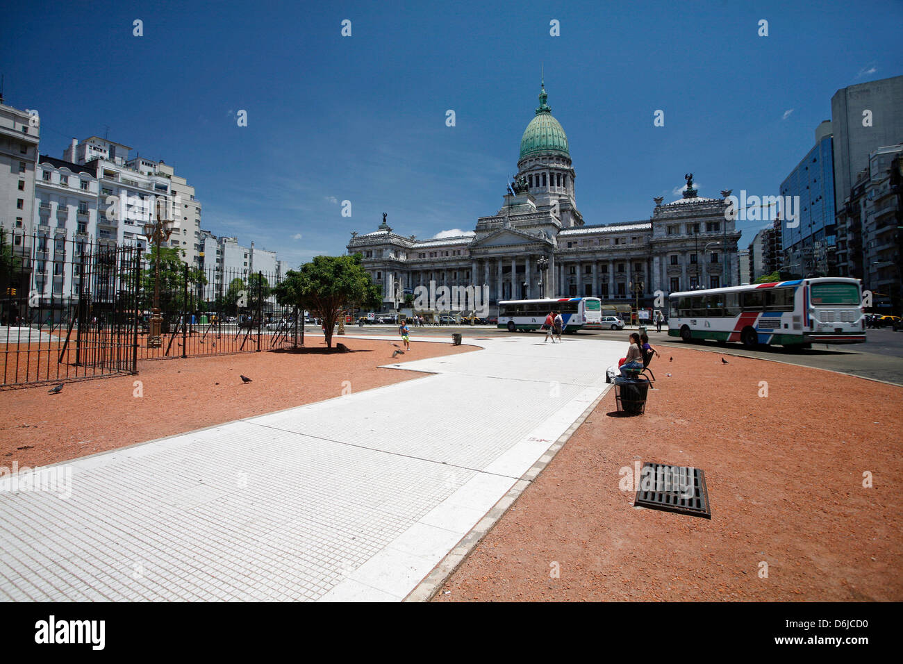 (Datei) - eine Archiv-Bild vom 4. Dezember 2008, zeigt eine Ansicht über einen Platz auf dem argentinischen Haus Kongress in Buenos Aires, Argetina, 4. Dezember 2008. Das Kongresshaus ist der offizielle Sitz des Argetine national Congress, der beiden parlamentarischen Kammern besteht. Foto: Jan Woitas Stockfoto