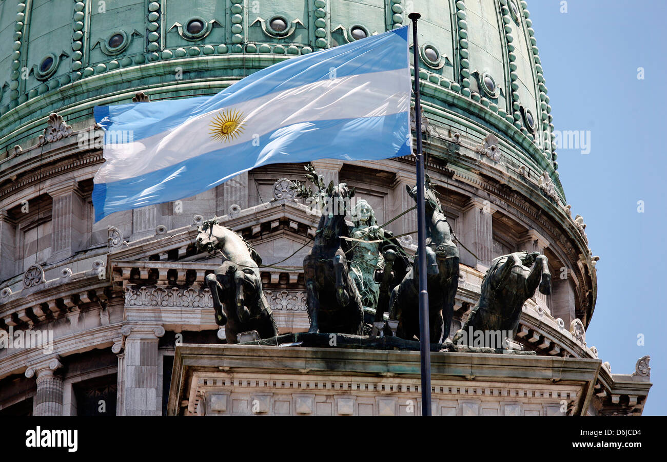 (Datei) - eine Archiv-Bild vom 4. Dezember 2008, zeigt eine Argetine Nationalfarben schwanken in den Fund vor der argentinischen Kongresshaus in Buenos Aires, Argetina, 4. Dezember 2008. Das Kongresshaus ist der offizielle Sitz des Argetine national Congress, der beiden parlamentarischen Kammern besteht. Foto: Jan Woitas Stockfoto