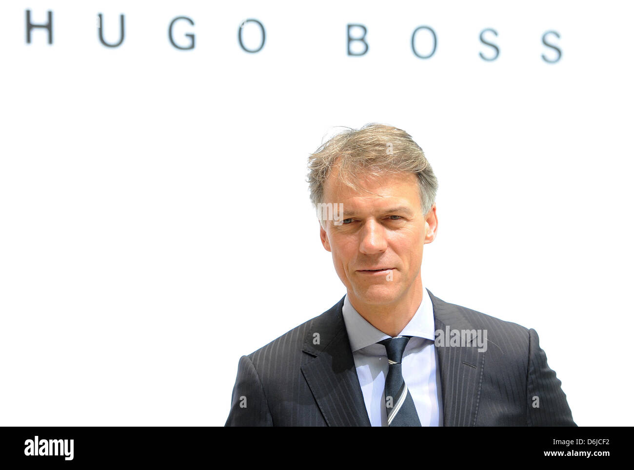 CEO der Mode steht Haus Hugo Boss Claus-Dietrich Lahrs vor das Firmenlogo  in der Unternehmenszentrale in Metzingen, Deutschland, 14. März 2012. Hugo  Boss wird auf einer Bilanzpressekonferenz am 14. März 2012 ankündigen