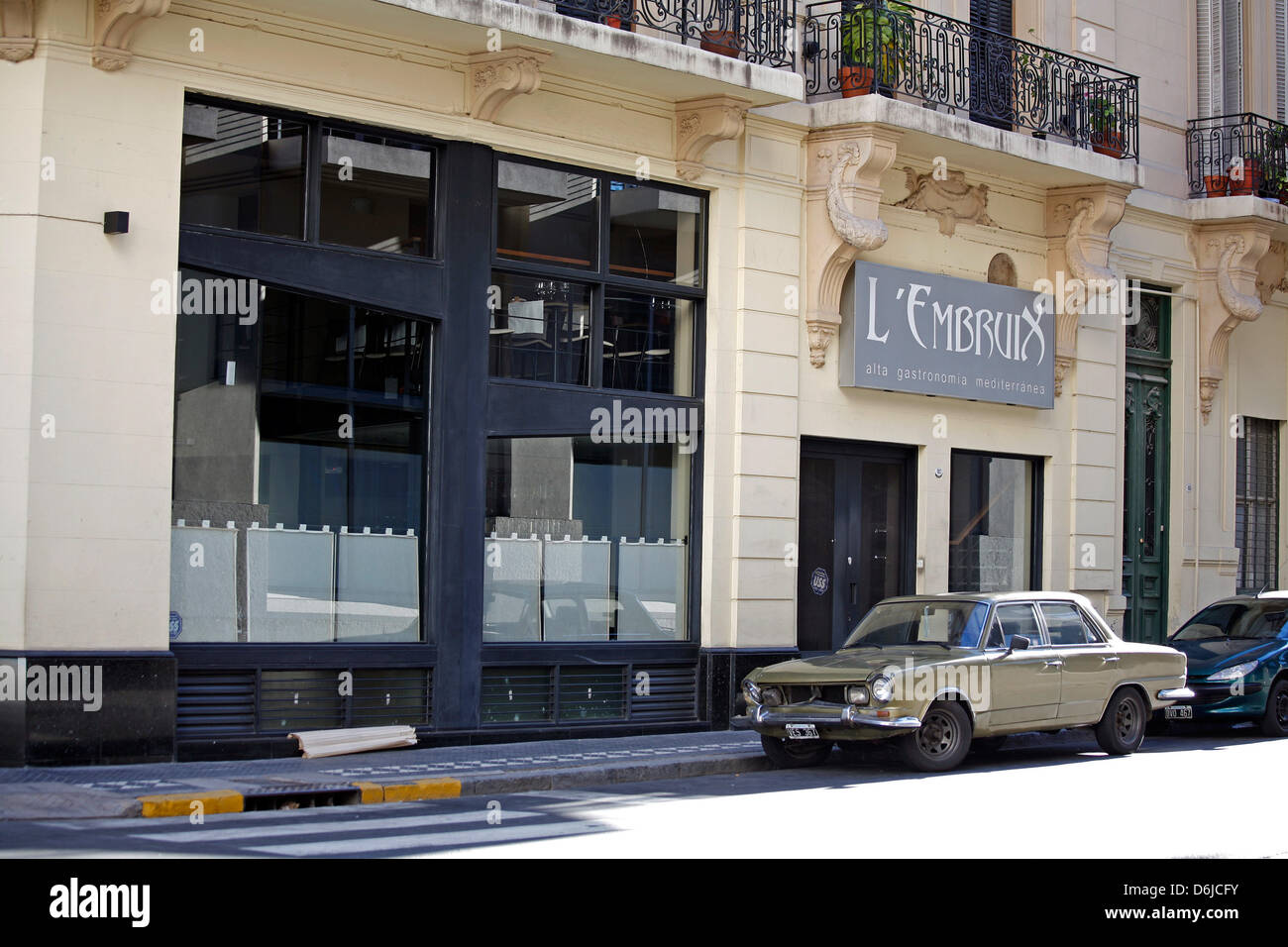 (Datei) - eine Archiv-Bild vom 16. November 2008, zeigt einen Oldtimer Parken auf einer Straße im traditionellen Viertel San Telmo in Buenos Aires, Argetina. Rund 13 Millionen Menschen leben im Großraum Metreopolitan von Buenos Aires. Foto: Jan Woitas Stockfoto