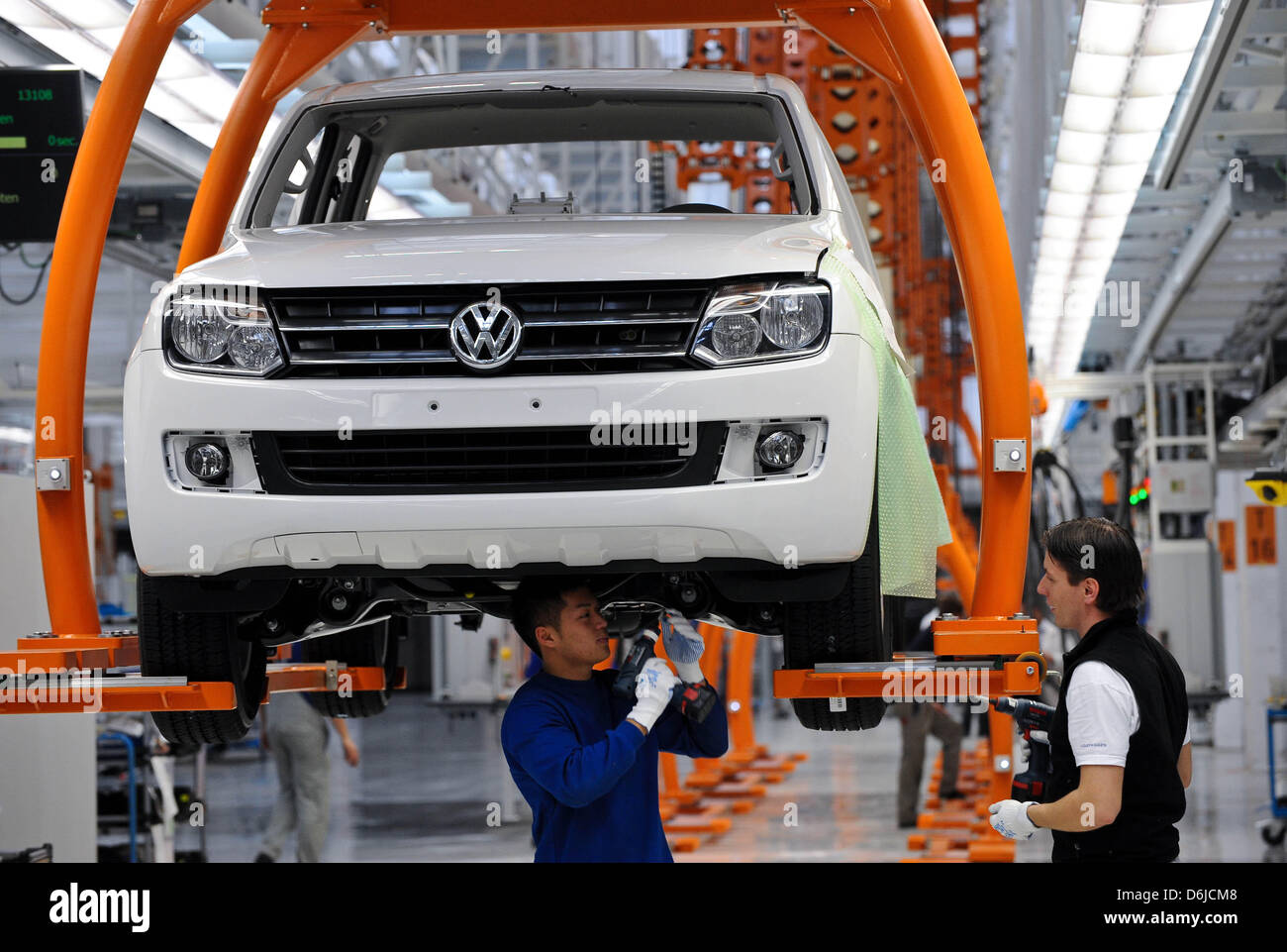 VW-Mitarbeiter arbeiten an einer Montagelinie für Volkswagen Pickup Amarok am Standort Hannover, 14. März 2012. Das Dienstprogramm Fahrzeug Brance von Europas größter Automobilhersteller Volkswagen präsentierte seine Zahlen für das Geschäftsjahr 2011. Das Unternehmen erreichte einen neuen historischen Höchststand. Foto: PETER STEFFEN Stockfoto