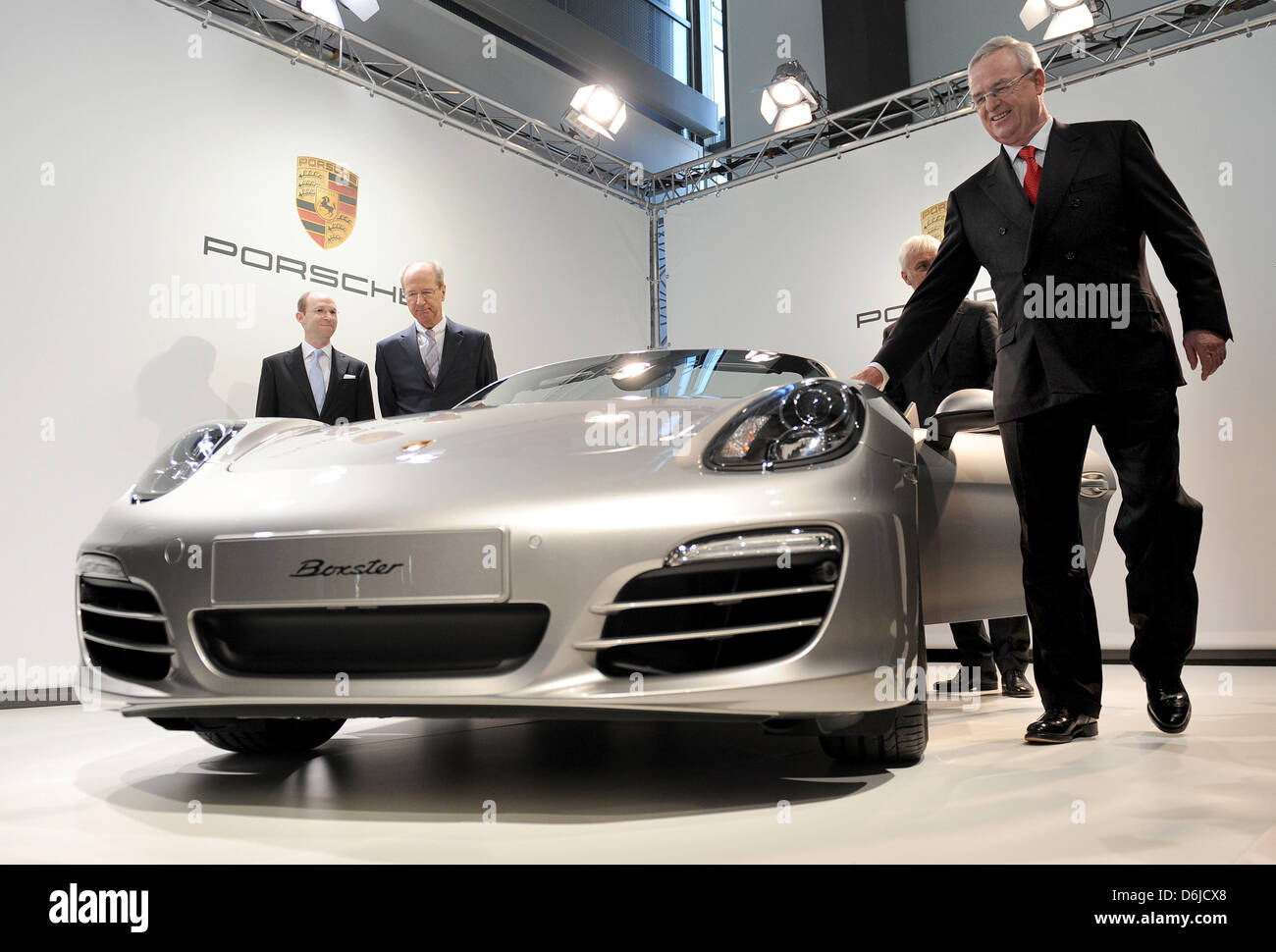 Porsche Automobil Holding SE CEO, Martin Winterkorn (R) und Vorstandsmitglieder Philipp von Hagen (L) und Hans Dieter Poetsch stehen neben einem Porsche Boxster Porsche Automobil Holding SE Bilanz/GuV auf der Pressekonferenz in Stuttgart, Deutschland, 15. März 2012. Foto: BERND WEISSBROD Stockfoto