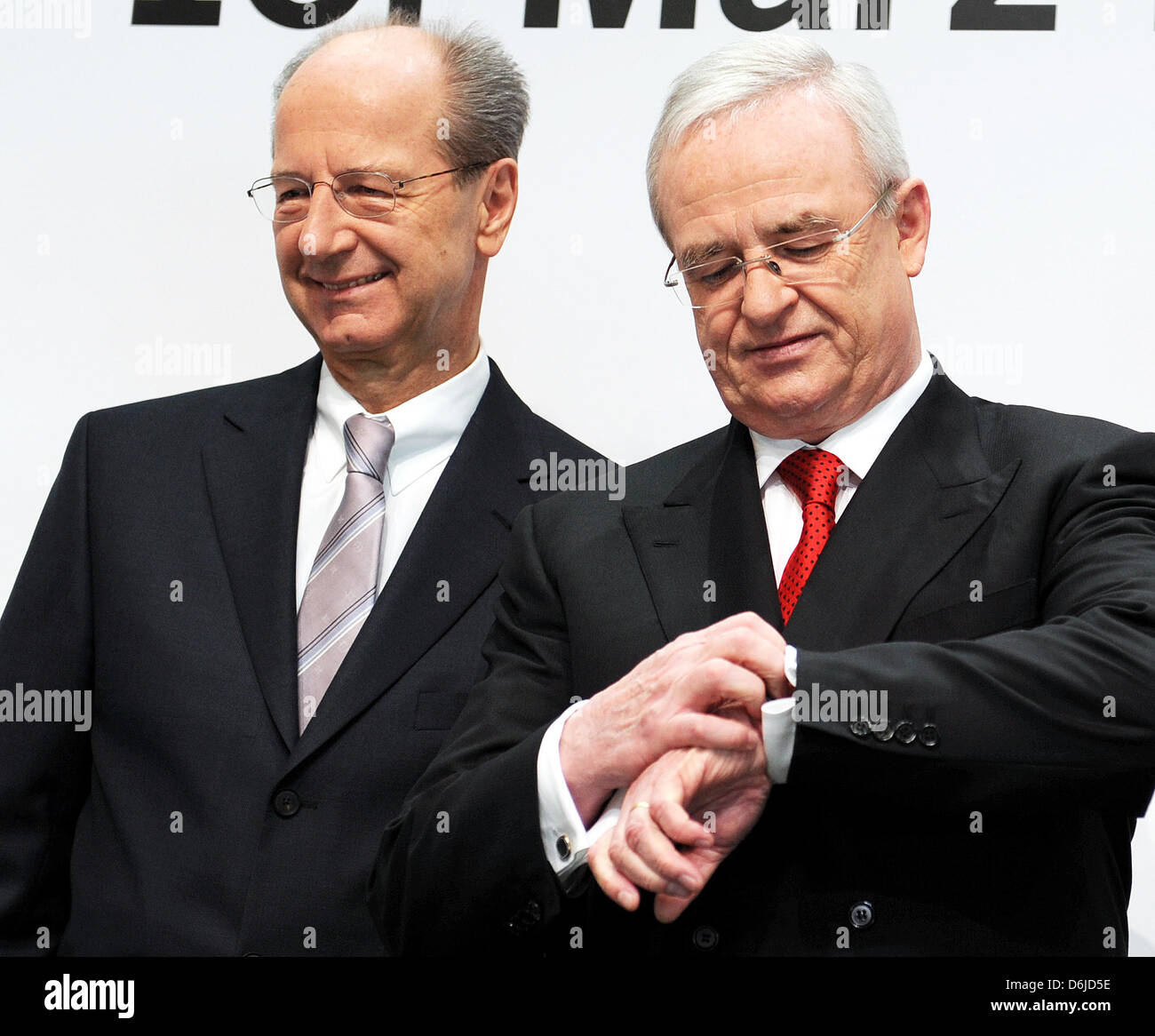 Porsche Automobil Holding SE CEO, Martin Winterkorn (R) und Porsche geschäftsführenden Vorstandsmitglied Hans Dieter Poetsch (L) an der Porsche Automobil Holding SE Bilanz-/GuV-Pressekonferenz in Stuttgart, Deutschland, 15. März 2012 teilnehmen. Foto: BERND WEISSBROD Stockfoto