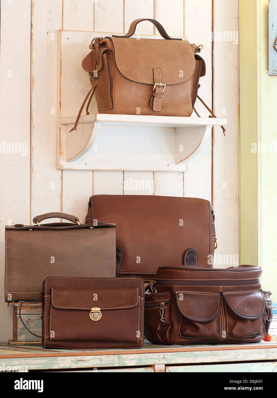 Reihe von schöne Ledertasche und Handtasche Stockfoto