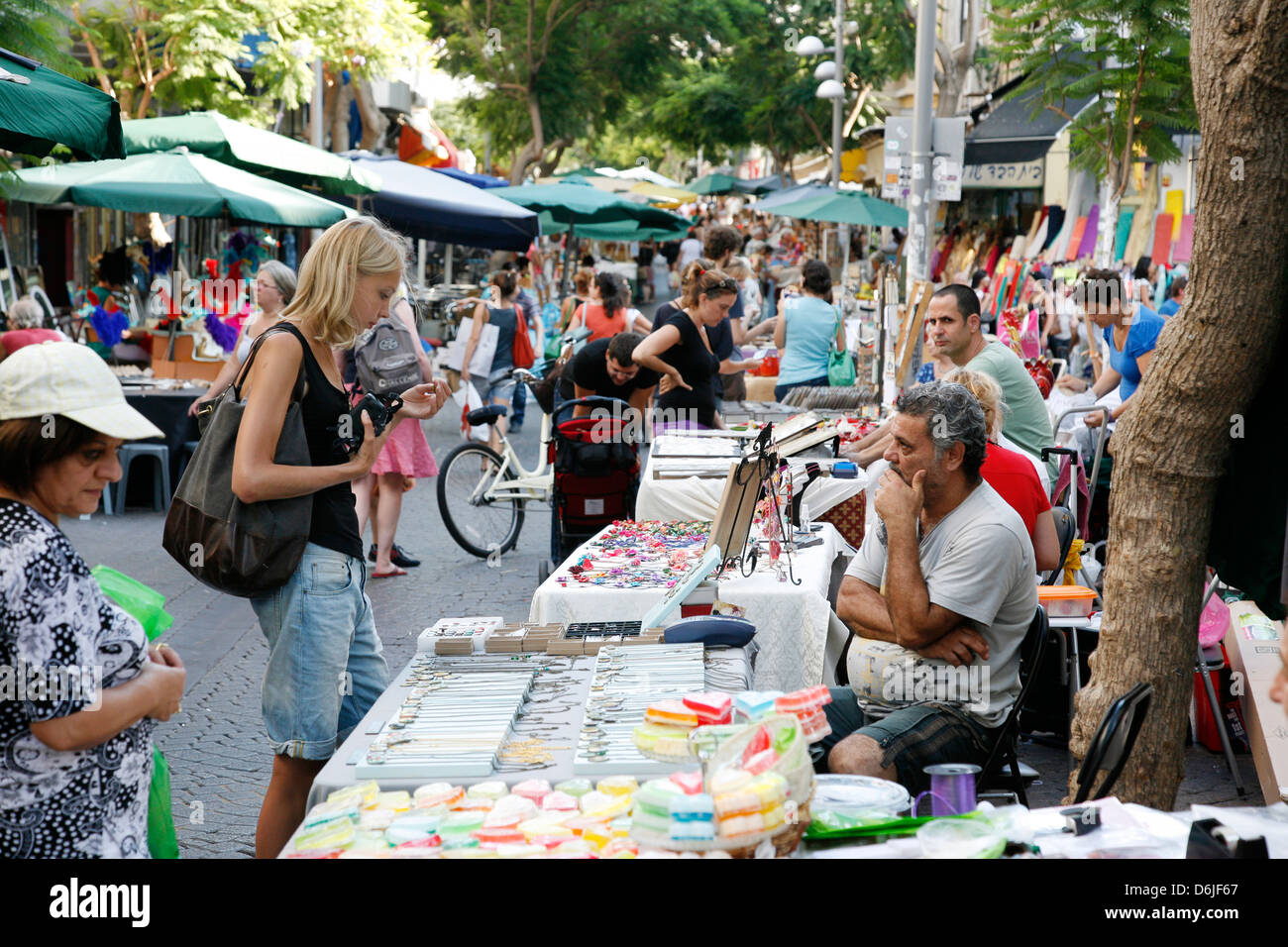 Der Kunsthandwerksmarkt auf (Nahalat) Nachalat Binyamin Street, Tel Aviv, Israel, Nahost Stockfoto
