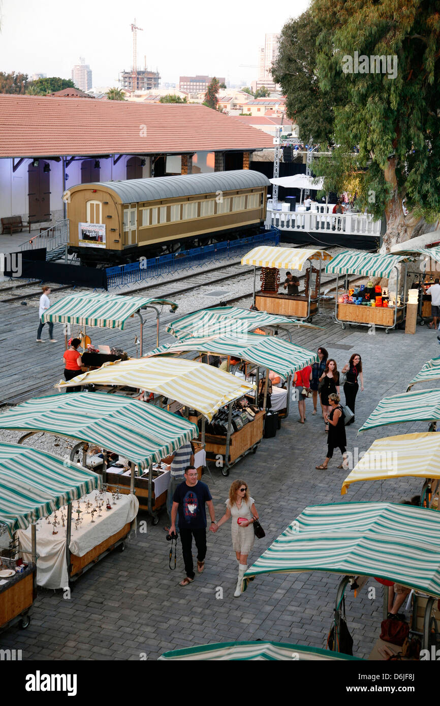 Hatachana-Marktplatz in Neve Tzedek, heute beliebten Platz mit Geschäften und Restaurants, Tel Aviv, Israel, Naher Osten Stockfoto