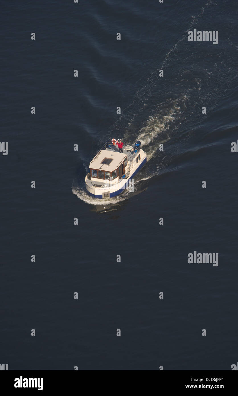 Zwei Männer fahren mit dem Hausboot "Jasmund", Fresst von Greifswalder Oie, Deutschland, 16. März 2012. Die deutsche Gesellschaft für die Rettung von Schiffbrüchigen half 66 und 77 Jahre alt Freizeitsegler, nachdem sie ihre Orientierung verloren und wurden gründlich in der offenen Ostsee östlich von Rügen Insel verloren. Die Matrosen verfehlt ihr Ziel von Stralsund von mehr als 80 km und waren auf cou Stockfoto