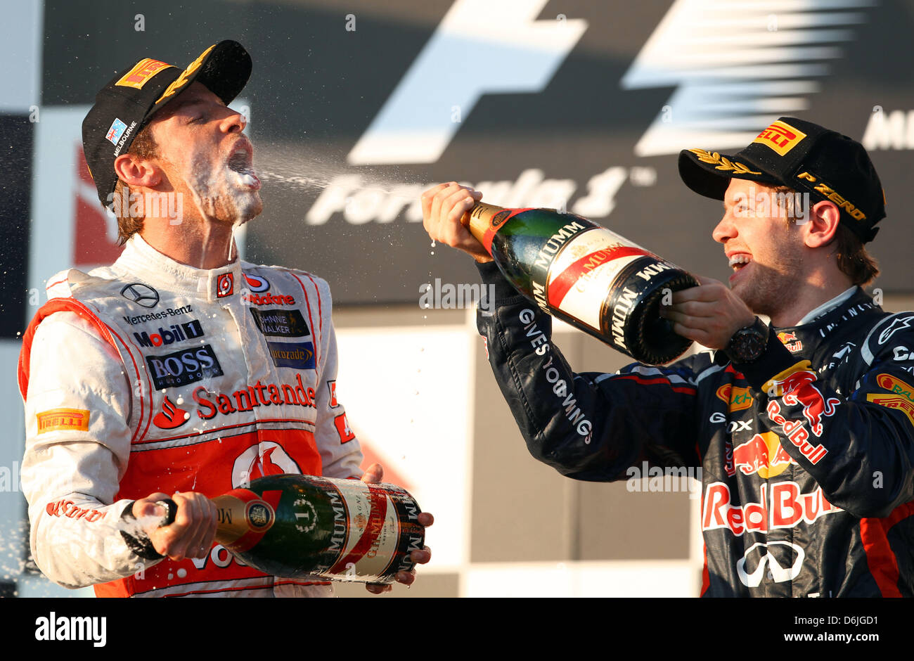 Deutsche Formel1-Fahrer Sebastian Vettel (R) von Red Bull feiert seinen zweiten Platz mit dem Sieger, britischer Formel1-Fahrer Jenson Button McLaren Mercedes auf dem Podium nach dem australischen Formel 1 Grand Prix auf dem Albert Park Circuit in Melbourne, Australien, 18. März 2012. Foto: Jens Buettner Dpa +++(c) Dpa - Bildfunk +++ Stockfoto
