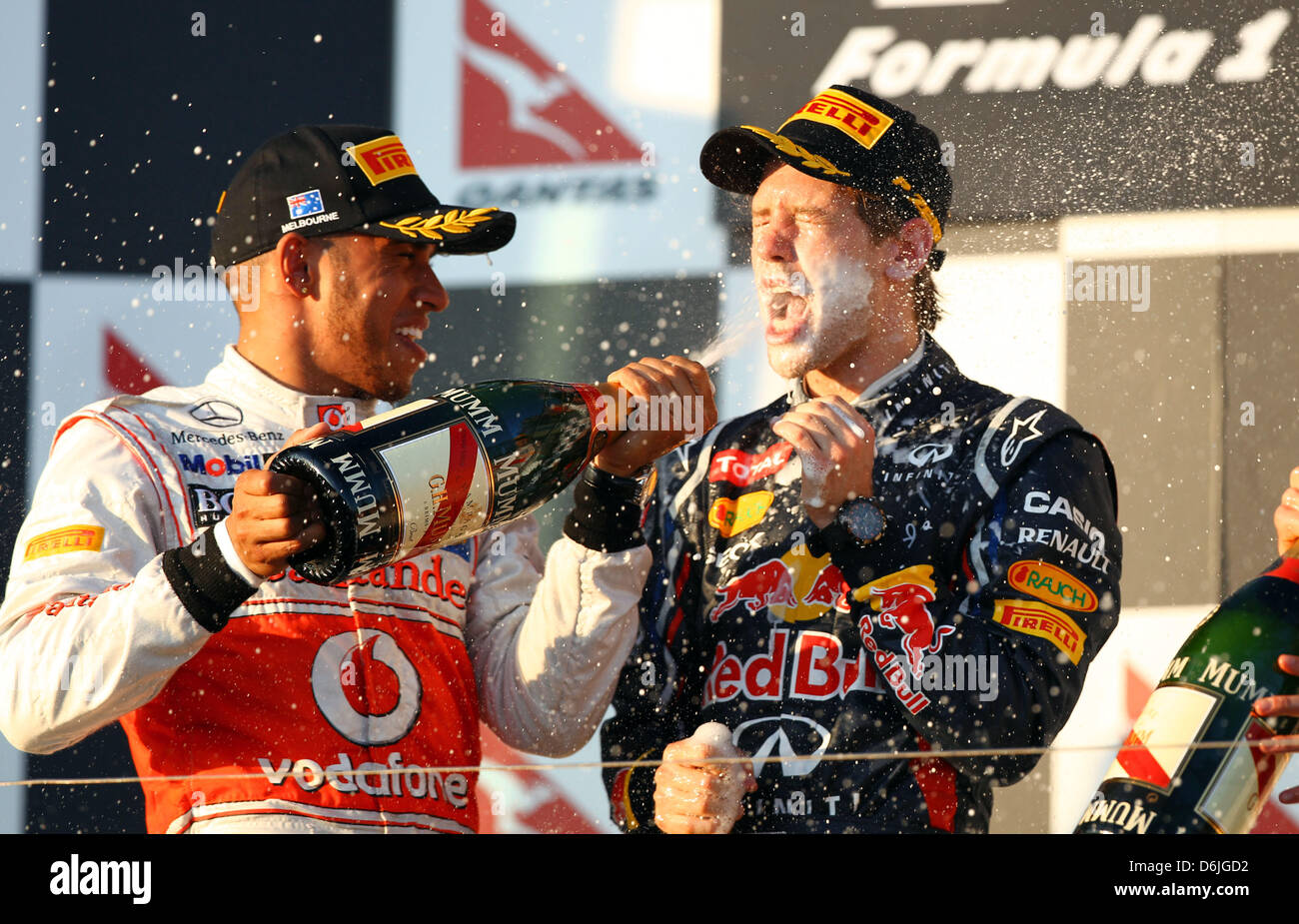 Deutsche Formel1-Fahrer Sebastian Vettel (R) von Red Bull feiert seinen zweiten Platz mit Dritten Placer, britischer Formel1-Fahrer Lewis Hamilton von McLaren Mercedes auf dem Podium nach dem australischen Formel 1 Grand Prix auf dem Albert Park Circuit in Melbourne, Australien, 18. März 2012. Foto: Jens Buettner Dpa +++(c) Dpa - Bildfunk +++ Stockfoto
