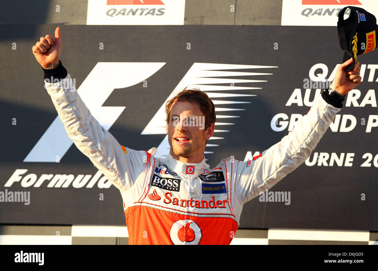 Britische Formel1-Fahrer Jenson Button McLaren Mercedes feiert nach dem Sieg der australischen Formel 1 Grand Prix auf dem Albert Park Circuit in Melbourne, Australien, 18. März 2012 auf dem Podium. Foto: Jens Buettner Dpa +++(c) Dpa - Bildfunk +++ Stockfoto
