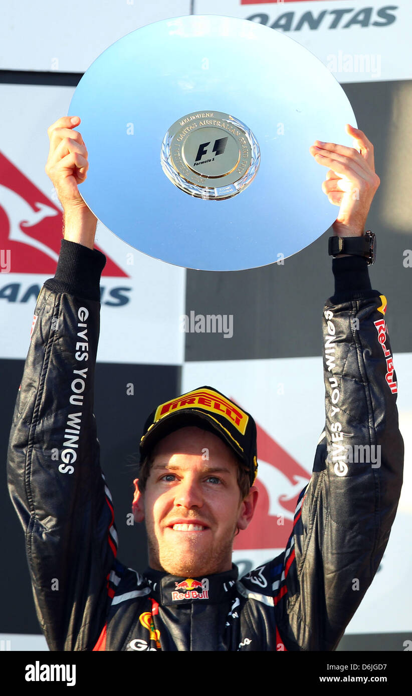 Deutsche Formel1-Fahrer Sebastian Vettel von Red Bull feiert seinen zweiten Platz auf dem Podium nach dem australischen Formel 1 Grand Prix auf dem Albert Park Circuit in Melbourne, Australien, 18. März 2012. Foto: Jens Buettner Dpa +++(c) Dpa - Bildfunk +++ Stockfoto