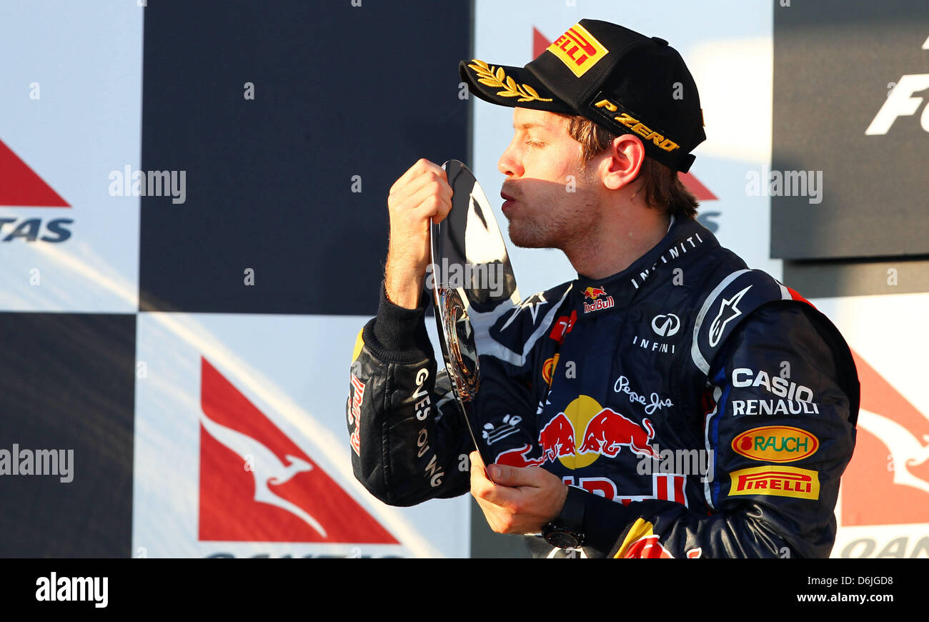 Deutsche Formel1-Fahrer Sebastian Vettel von Red Bull feiert seinen zweiten Platz auf dem Podium nach dem australischen Formel 1 Grand Prix auf dem Albert Park Circuit in Melbourne, Australien, 18. März 2012. Foto: Jens Buettner Dpa +++(c) Dpa - Bildfunk +++ Stockfoto