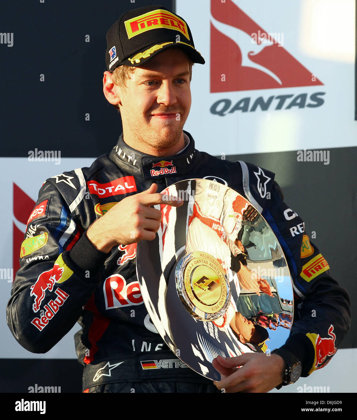 Deutsche Formel1-Fahrer Sebastian Vettel von Red Bull feiert seinen zweiten Platz auf dem Podium nach dem australischen Formel 1 Grand Prix auf dem Albert Park Circuit in Melbourne, Australien, 18. März 2012. Foto: Jens Buettner Dpa +++(c) Dpa - Bildfunk +++ Stockfoto