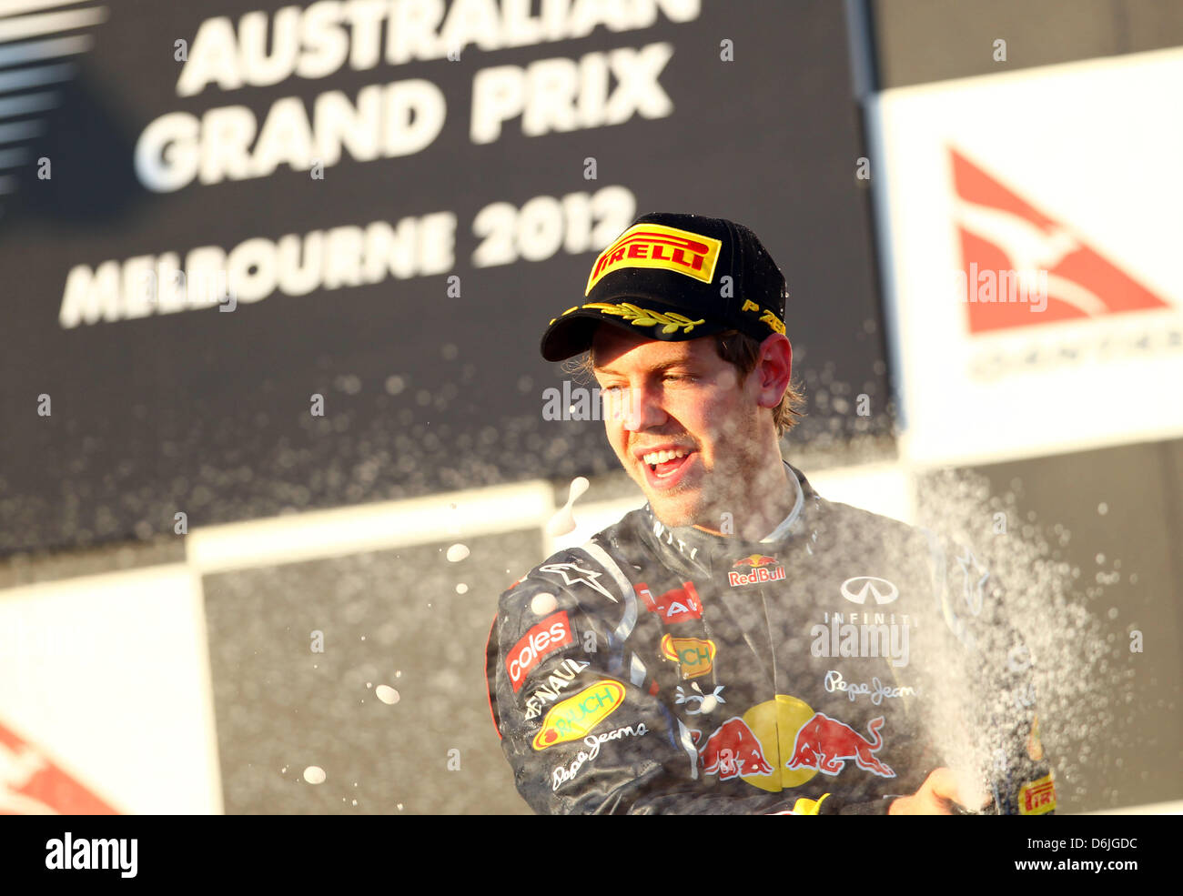 Deutsche Formel1-Fahrer Sebastian Vettel von Red Bull feiert seinen zweiten Platz auf dem Podium nach dem australischen Formel 1 Grand Prix auf dem Albert Park Circuit in Melbourne, Australien, 18. März 2012. Foto: Jens Buettner Dpa +++(c) Dpa - Bildfunk +++ Stockfoto