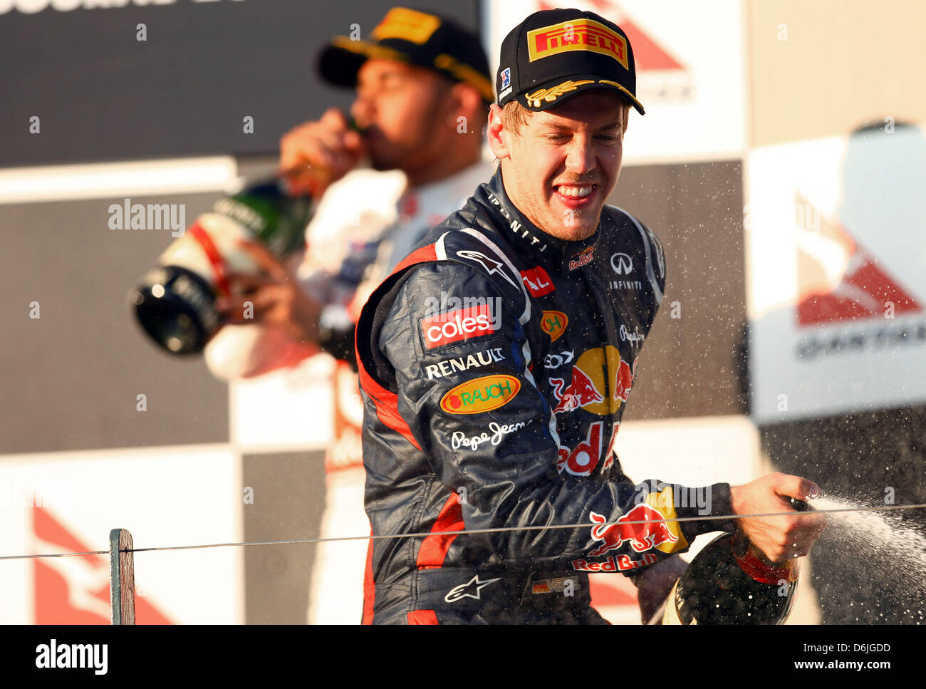 Deutsche Formel1-Fahrer Sebastian Vettel von Red Bull feiert seinen zweiten Platz auf dem Podium nach dem australischen Formel 1 Grand Prix auf dem Albert Park Circuit in Melbourne, Australien, 18. März 2012. Foto: Jens Buettner Dpa +++(c) Dpa - Bildfunk +++ Stockfoto
