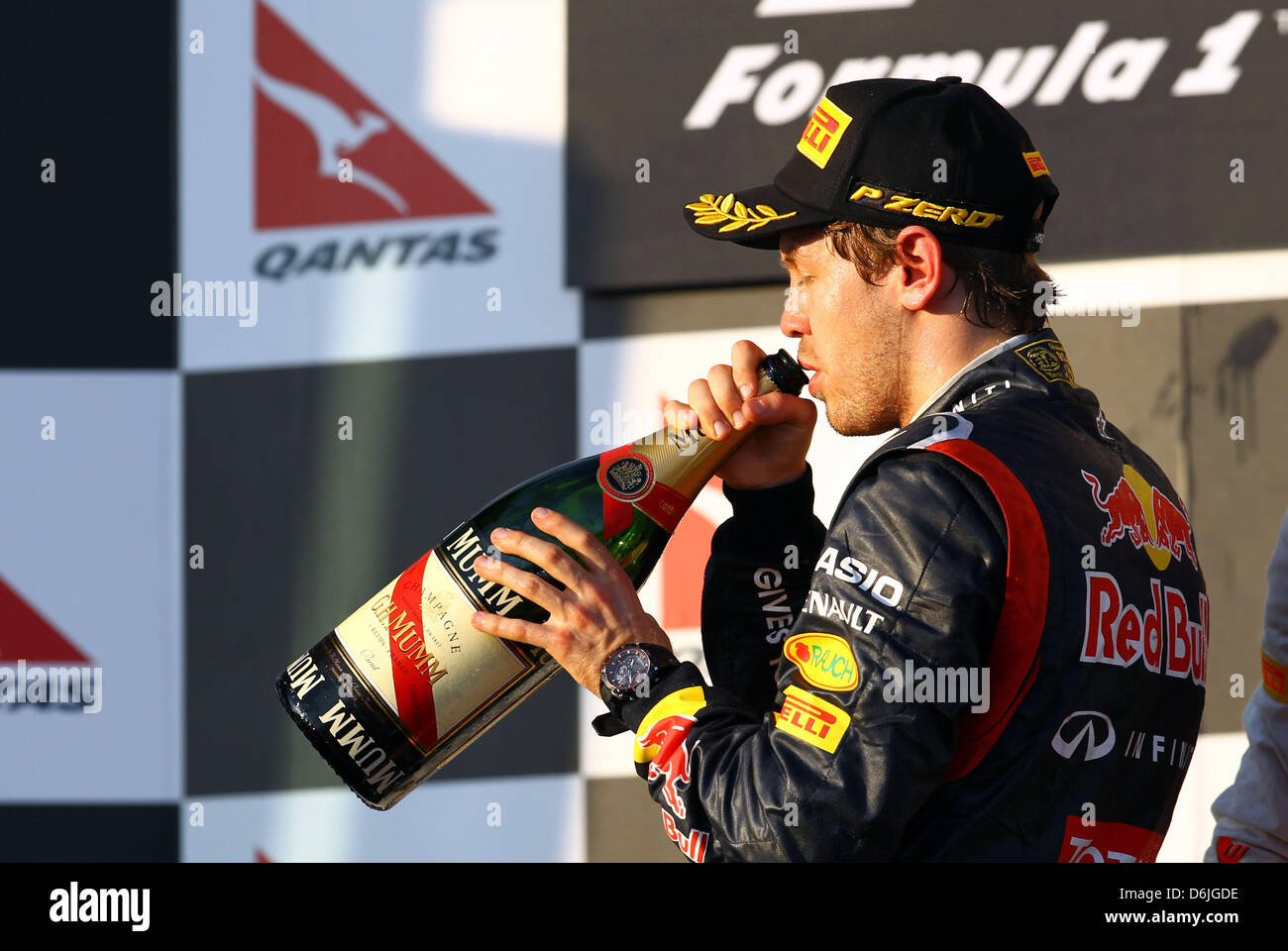 Deutsche Formel1-Fahrer Sebastian Vettel trinkt Champagner auf dem Podium und feiert seinen zweiten Platz auf dem Podium nach dem australischen Formel 1 Grand Prix auf dem Albert Park Circuit in Melbourne, Australien, 18. März 2012. Foto: Jens Buettner Dpa +++(c) Dpa - Bildfunk +++ Stockfoto