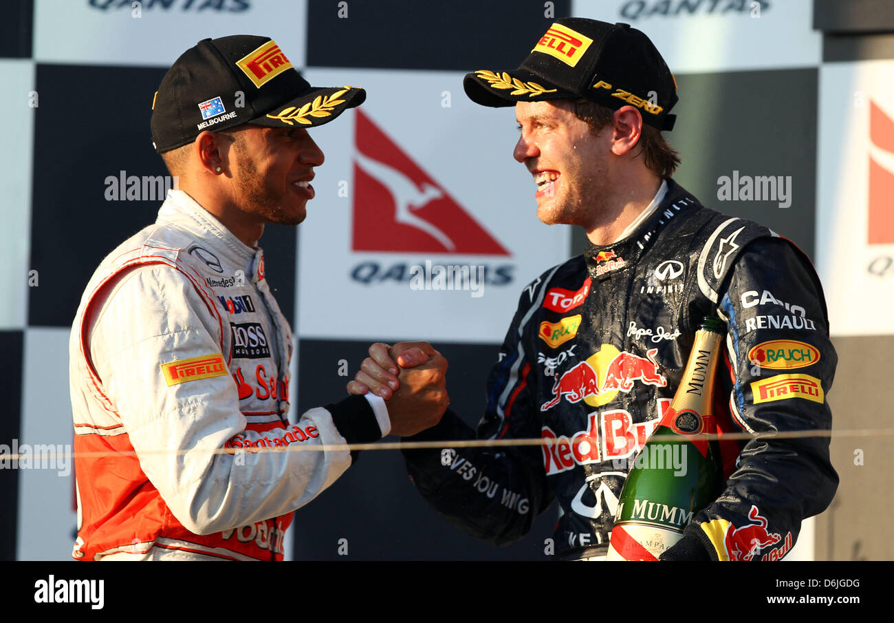 Deutsche Formel1-Fahrer Sebastian Vettel (R) feiert seinen zweiten Platz auf dem Podium mit dem dritten Platz britische Formel1-Fahrer Lewis Hamilton (L) von McLaren Mercedes nach dem australischen Formel 1 Grand Prix auf dem Albert Park Circuit in Melbourne, Australien, 18. März 2012. Foto: Jens Buettner Dpa +++(c) Dpa - Bildfunk +++ Stockfoto