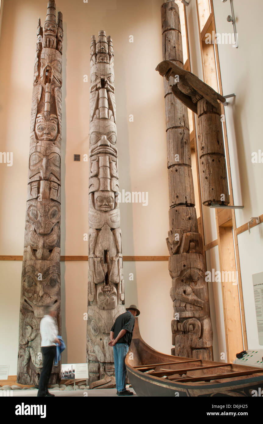Totempfähle im Haida Heritage Center Museum am Kaay Llnagaay, Haida Gwaii (Queen Charlotte Islands), Britisch-Kolumbien, Kanada Stockfoto