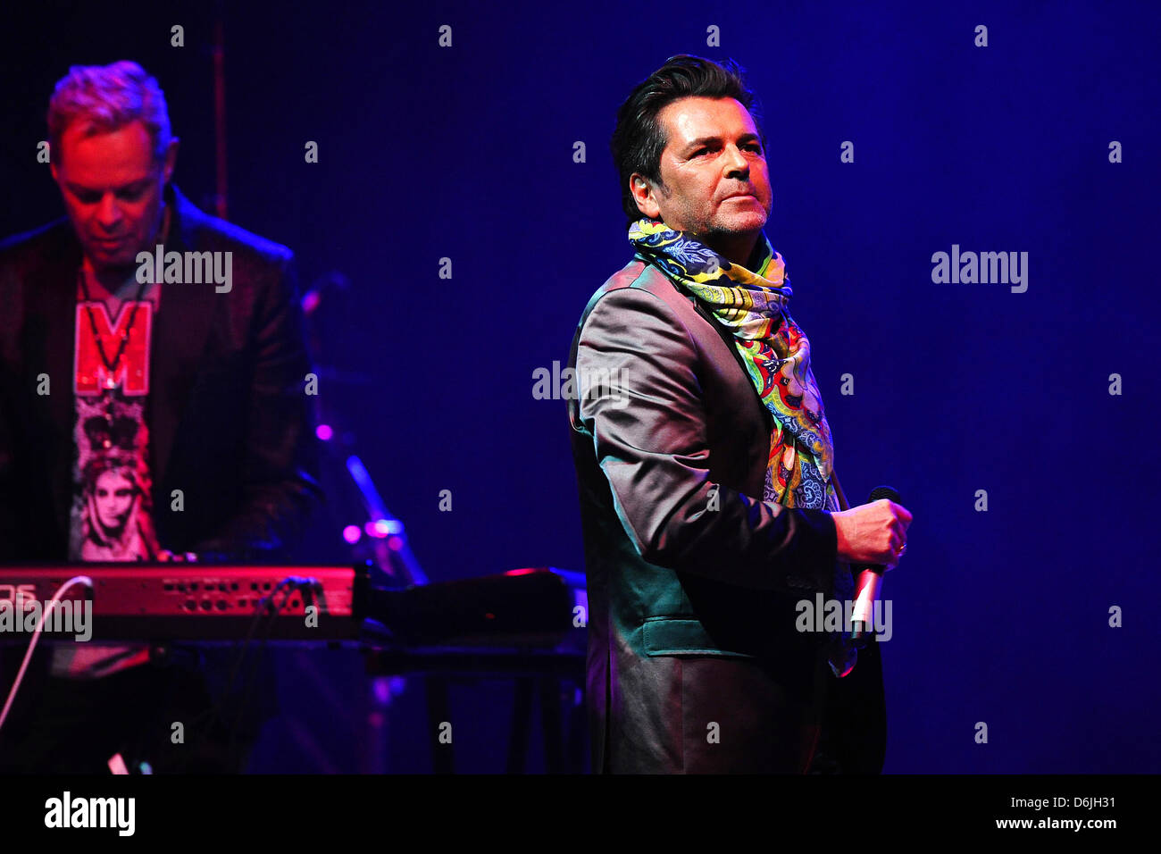 Musiker Thomas Anders (R) und Uwe Fahrenkrog-Petersen, der das Duo Anders/Fahrenkrog stehen auf der Bühne der Stadthalle Baumbach in Ransbach-Baumbach, Deutschland, 17. März 2012. Foto: Revierfoto Stockfoto