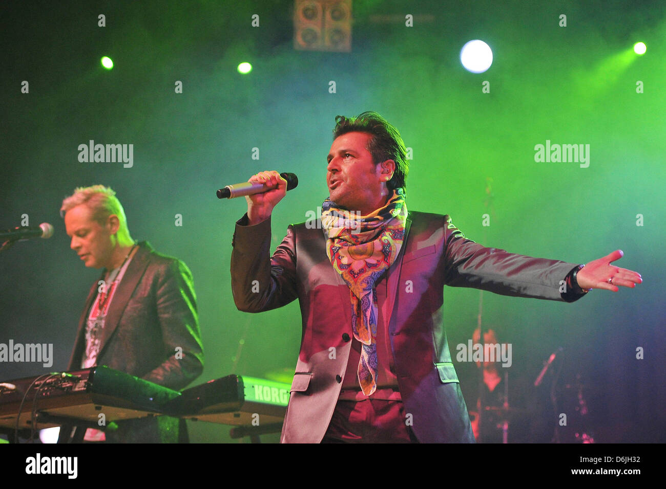 Musiker Thomas Anders (R) und Uwe Fahrenkrog-Petersen, der das Duo Anders/Fahrenkrog stehen auf der Bühne der Stadthalle Baumbach in Ransbach-Baumbach, Deutschland, 17. März 2012. Foto: Revierfoto Stockfoto