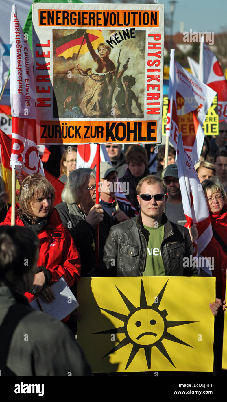 Mitarbeiter von Solarunternehmen protestieren gegen Kürzungen bei staatlichen besteht für Solarenergie in Bitterfeld-Wolfen, Deutschland, 19. März 2012. In Sachsen-Anhalt sind mehrere tausend Menschen in der Solarbranche beschäftigt. Foto: Jan Woitas Stockfoto
