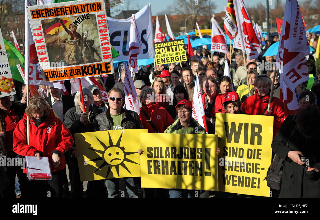 Mitarbeiter von Solarunternehmen protestieren gegen Kürzungen bei staatlichen besteht für Solarenergie in Bitterfeld-Wolfen, Deutschland, 19. März 2012. In Sachsen-Anhalt sind mehrere tausend Menschen in der Solarbranche beschäftigt. Foto: Jan Woitas Stockfoto