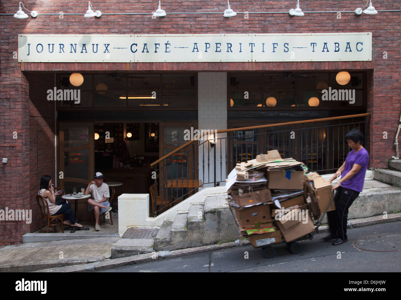 Menschen im französischen Café, Soho, Central, Hong Kong, China, Asien Stockfoto