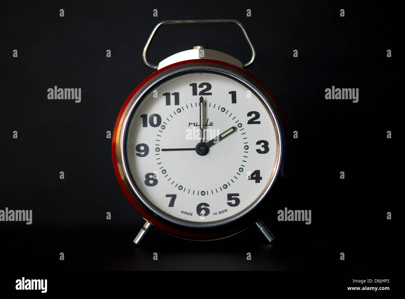 Ein Wecker zeigt zwei "o Uhr in Dresden, Deutschland, 14. März 2012. Um  02:00 MEZ am 25. März 2012 beginnt die Sommerzeit. Foto: ARNO BURGI  Stockfotografie - Alamy
