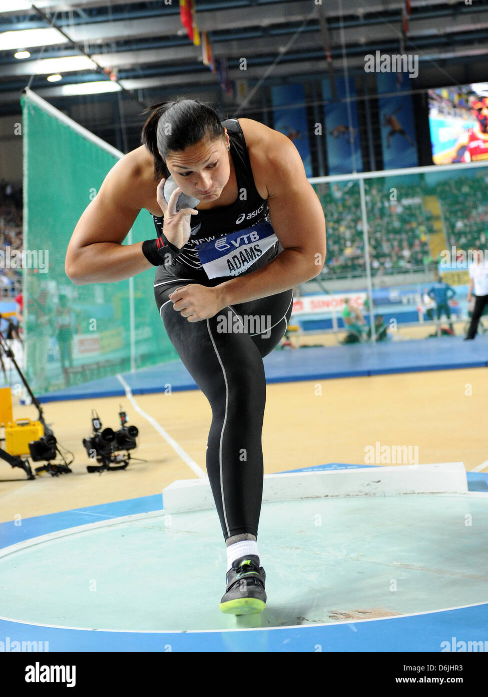 Neuseeländischer Leichtathlet Valerie Adams tritt im Kugelstoßen der Frauen bei den IAAF World Indoor Championships in Atakoy Arena in Istanbul, Türkei, 10. März 2012. Foto: Christian Charisius Stockfoto