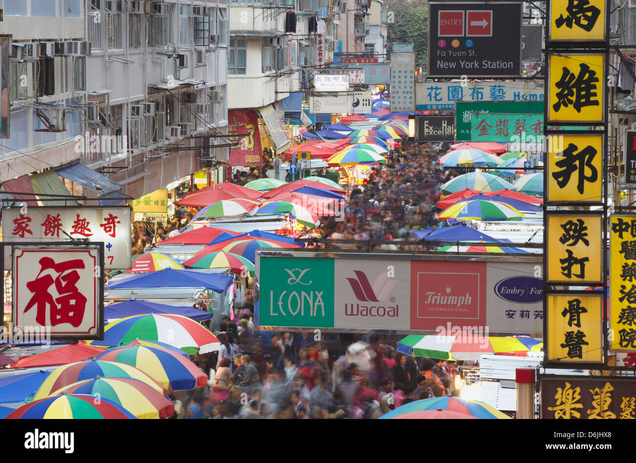 Massen an Fa Yuen Street Market, Mongkok, Hong Kong, China, Asien Stockfoto