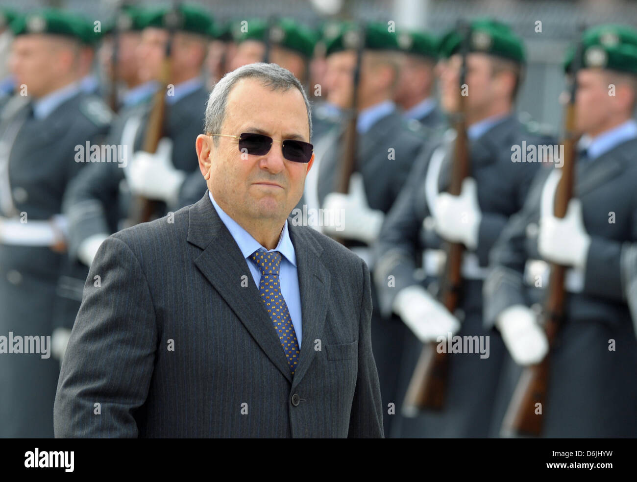 Israels Verteidigungsminister Ehud Barak wird in Berlin, Deutschland, 20. März 2012 begrüßt. Foto: SOEREN STACHE Stockfoto