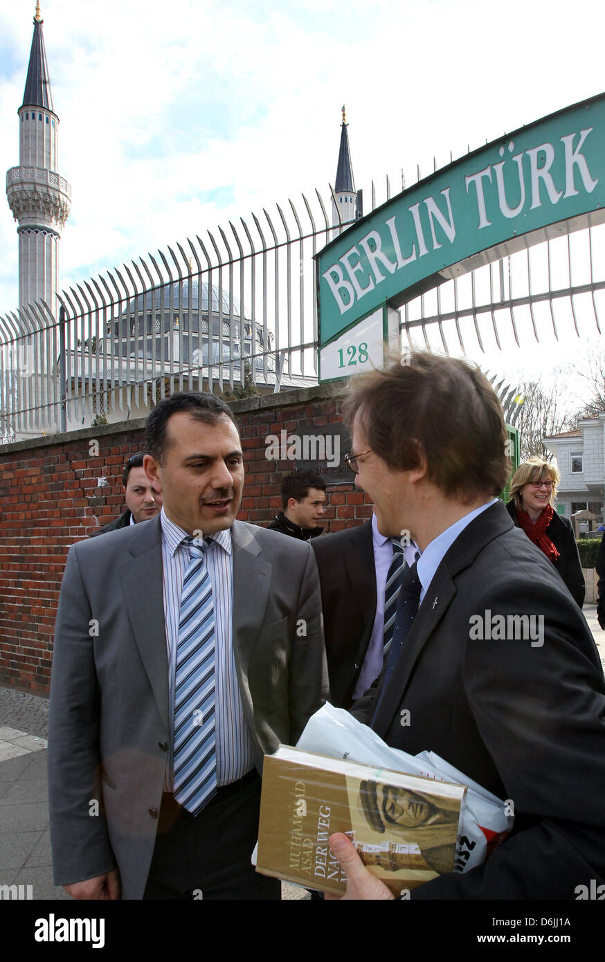 Markus Droege (R), Bischof der evangelischen Kirche in Berlin, Brandenburg und schlesische Oberlausitz, verabschiedet sich von Imam Mehmet Tekin während seines Besuchs in der Sehitlik Moschee in Berlin, Deutschland, 20. April 2012. Der Grund für den Besuch des Bischofs war Bedrohung Briefe von rechtsextremen gegen Moscheen und der jüdischen Gemeinde in Berlin. Foto: WOLFGANG KUMM Stockfoto