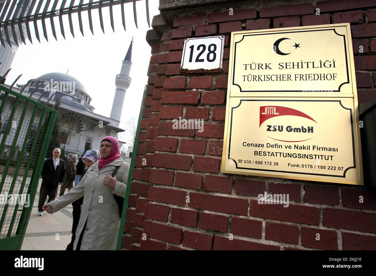 Ein Muslim verlässt die Sehitlik Moschee in Berlin, Deutschland, 20. April 2012. Markus Droege (R), Bischof der evangelischen Kirche in Berlin, Brandenburg und schlesische Oberlausitz, besucht die Moschee wegen Bedrohung Briefe von rechtsextremen gegen Moscheen und der jüdischen Gemeinde in Berlin. Foto: WOLFGANG KUMM Stockfoto