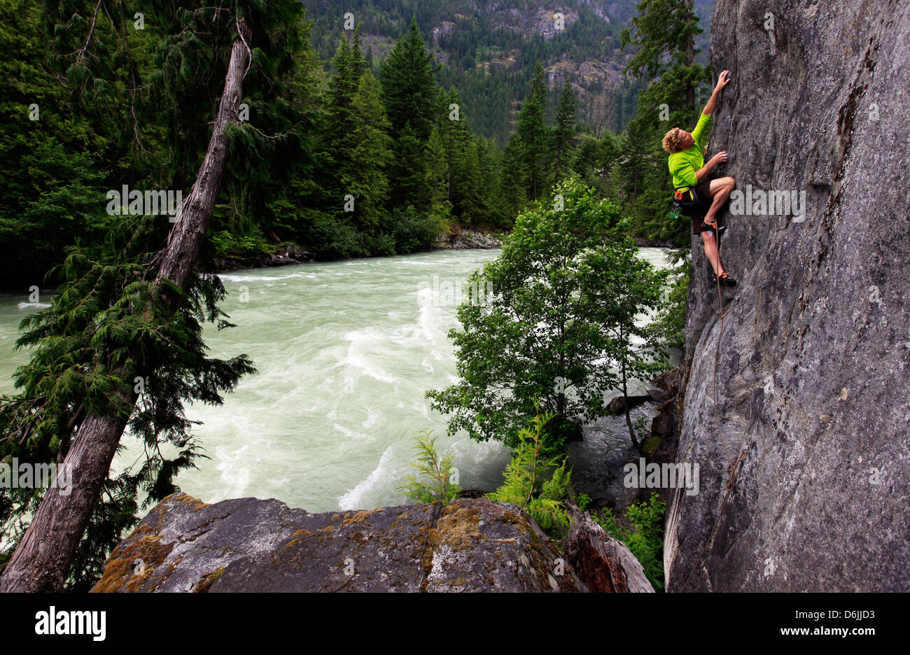 Ein Bergsteiger Skalen am Flussufer Klippen über den Green River, Whistler, Britisch-Kolumbien, Kanada, Nordamerika Stockfoto