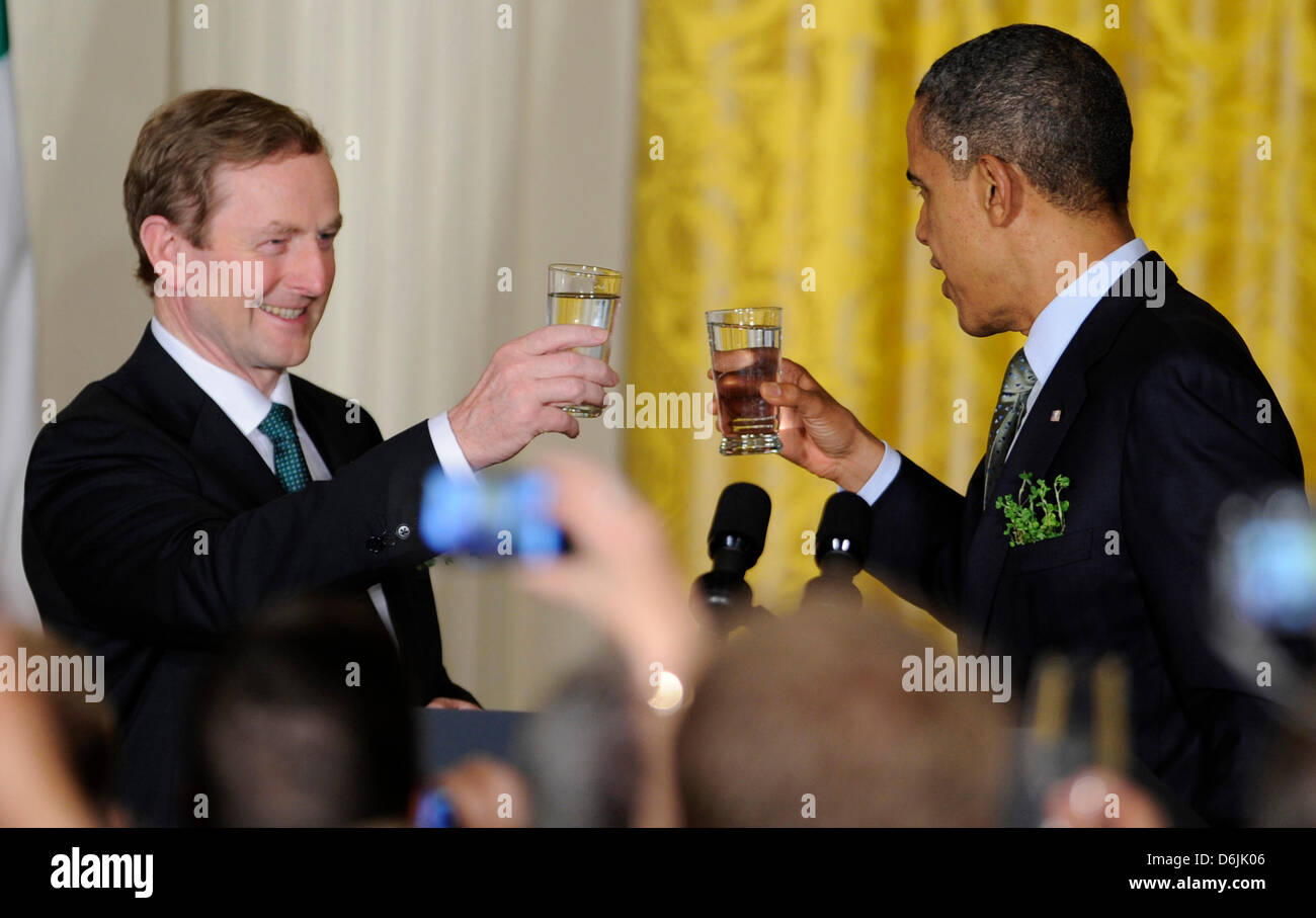 United States President Barack Obama (R) Toast mit der irische Premierminister Enda Kenny im Rahmen eines Empfangs im East Room des weißen Hauses, 20. März 2012, in Washington, DC. Die beiden Verantwortlichen Schloss einen Arbeitstag Diskussionen über wirtschaftliche Angelegenheiten, Irlands Friedenssicherung Beteiligungen und außenpolitische Themen wie Syrien und Iran gewidmet. . Bildnachweis: Mike Theiler / Pool über CNP Stockfoto