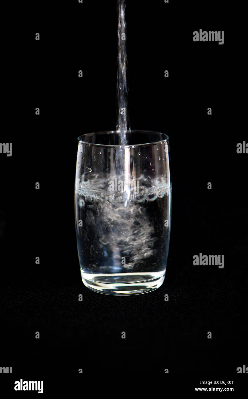 ILLUSTRATION - eine illustrierte Bild zeigt Wasser in ein Glas in Dresden, Deutschland, 20. März 2012 gegossen wird. World Water Day entstand im Jahr 1992 Weltkonferenz über Umwelt und Entwicklung in Rio De Janeiro. Es wird jährlich am 22. März gefeiert. Foto: Arno Burgi Stockfoto