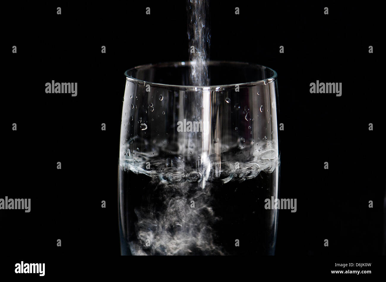 ILLUSTRATION - eine illustrierte Bild zeigt Wasser in ein Glas in Dresden, Deutschland, 20. März 2012 gegossen wird. World Water Day entstand im Jahr 1992 Weltkonferenz über Umwelt und Entwicklung in Rio De Janeiro. Es wird jährlich am 22. März gefeiert. Foto: Arno Burgi Stockfoto