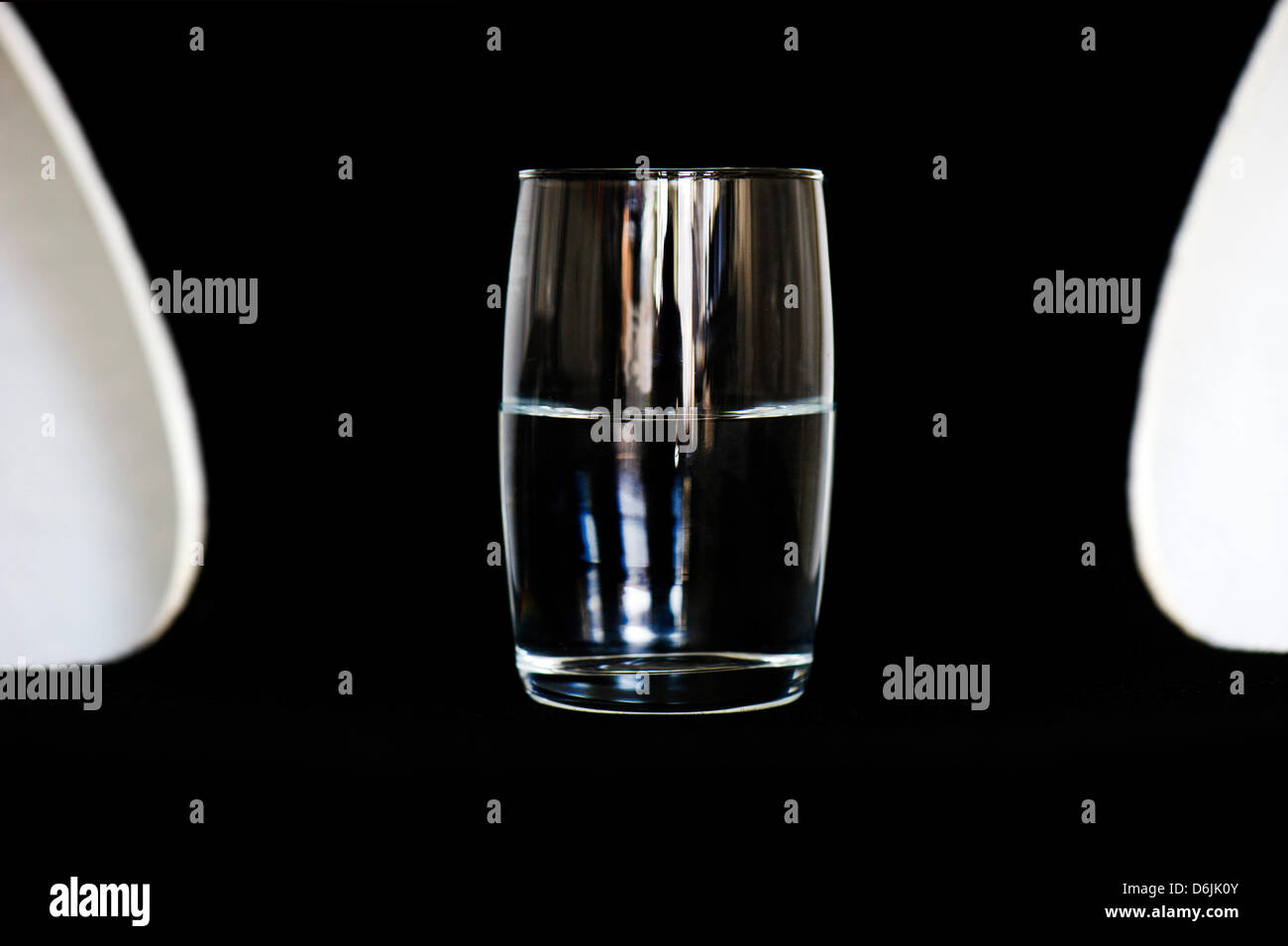 Abbildung - eine illustrierte Bild zeigt ein Glas, gefüllt mit klarem Wasser in Dresden, Deutschland, 20. März 2012. World Water Day entstand im Jahr 1992 Weltkonferenz über Umwelt und Entwicklung in Rio De Janeiro. Es wird jährlich am 22. März gefeiert. Foto: Arno Burgi Stockfoto