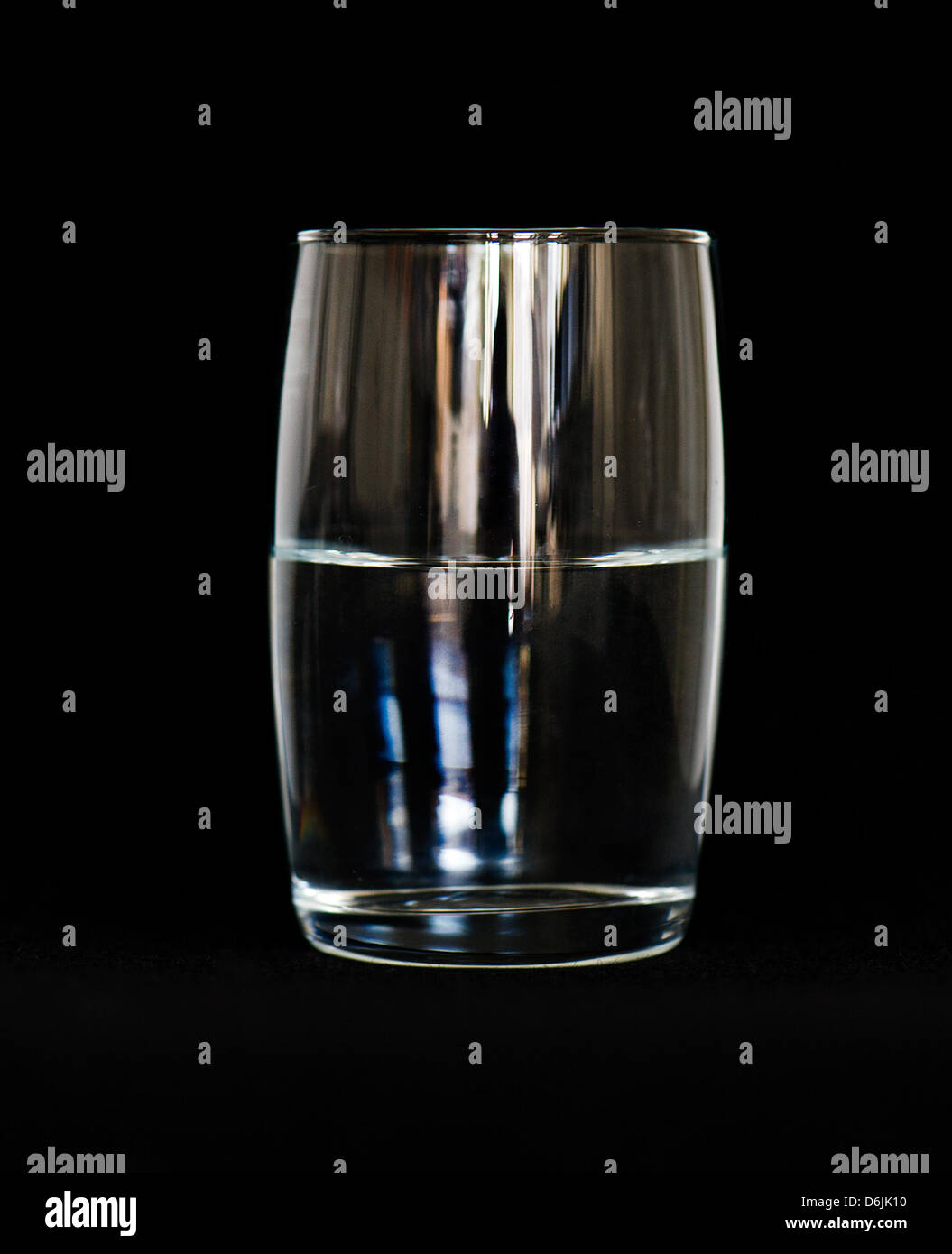 Abbildung - eine illustrierte Bild zeigt ein Glas, gefüllt mit klarem Wasser vor einem schwarzen Hintergrund in Dresden, Deutschland, 20. März 2012. World Water Day entstand im Jahr 1992 Weltkonferenz über Umwelt und Entwicklung in Rio De Janeiro. Es wird jährlich am 22. März gefeiert. Foto: Arno Burgi Stockfoto