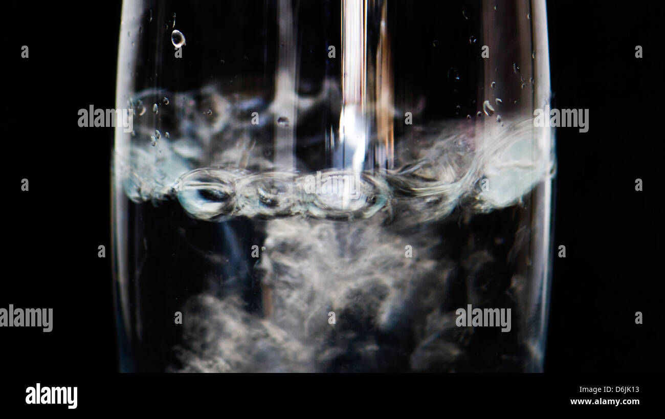 Abbildung - eine illustrierte Bild zeigt ein Glas, gefüllt mit klarem Wasser vor einem schwarzen Hintergrund in Dresden, Deutschland, 20. März 2012. World Water Day entstand im Jahr 1992 Weltkonferenz über Umwelt und Entwicklung in Rio De Janeiro. Es wird jährlich am 22. März gefeiert. Foto: Arno Burgi Stockfoto