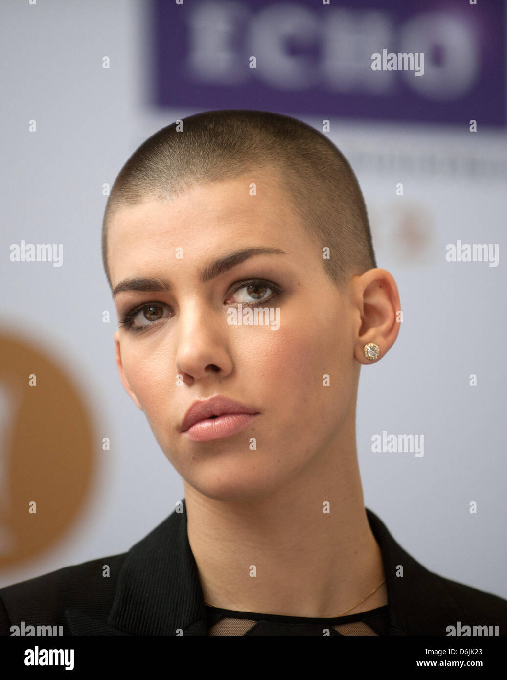 Sängerin Alina Sueggeler der Band stellt Frida Gold bei einer Pressekonferenz anlässlich der Musikpreis Echo 2012 in Berlin, Deutschland, 21. März 2012. Das Echo wird zum 21. Mal in Berlin am 22. März 2012 verliehen. Foto: Jörg CARSTENSEN Stockfoto