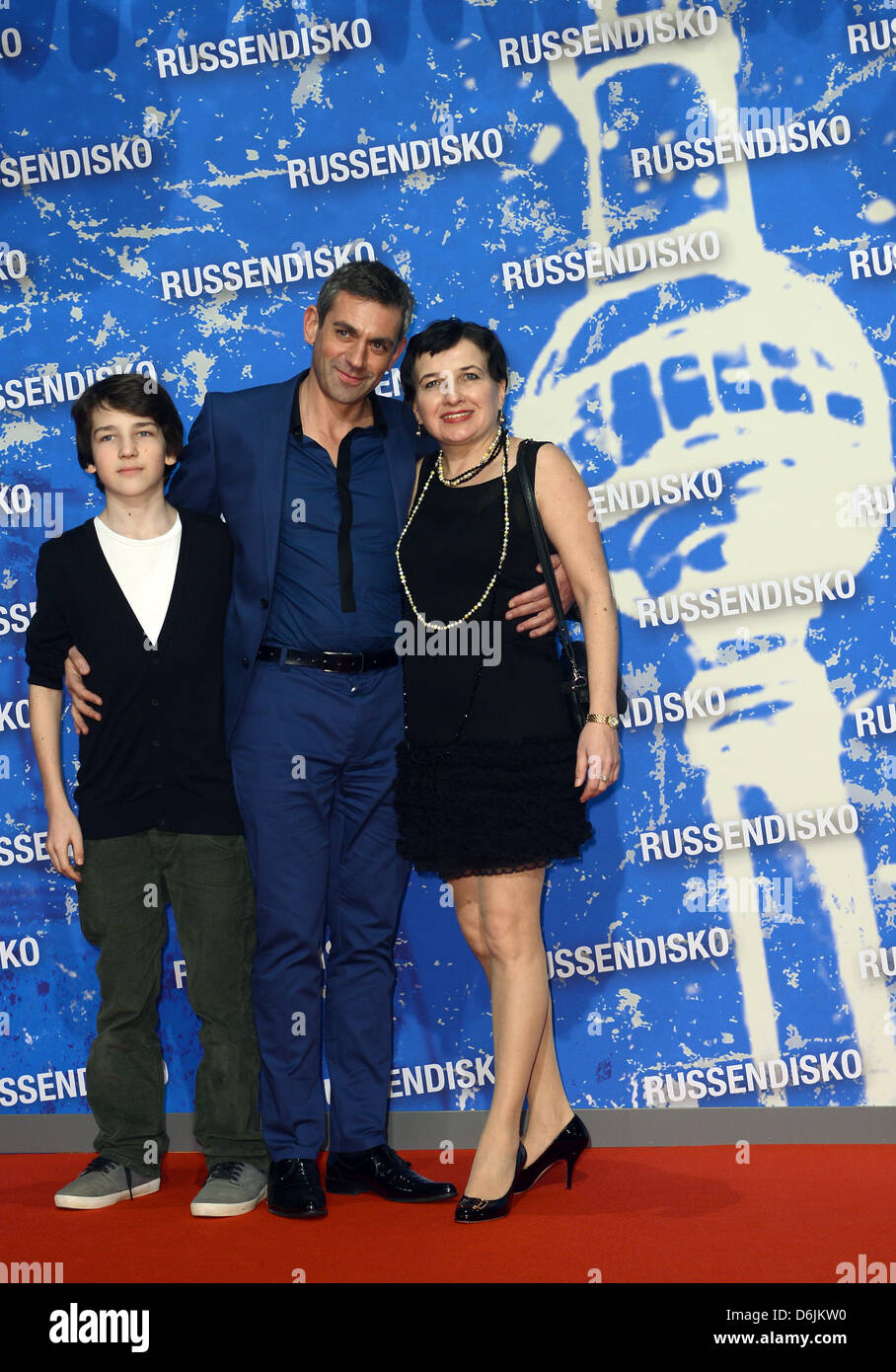 Autor Wladimir Kaminer (C), seine Frau Olga und Sohn Sebastian kommen bei  der Premiere des Films "Russendisko" (russische Disco) in Berlin,  Deutschland, 21. März 2012. Die Komödie ist in den deutschen Kinos