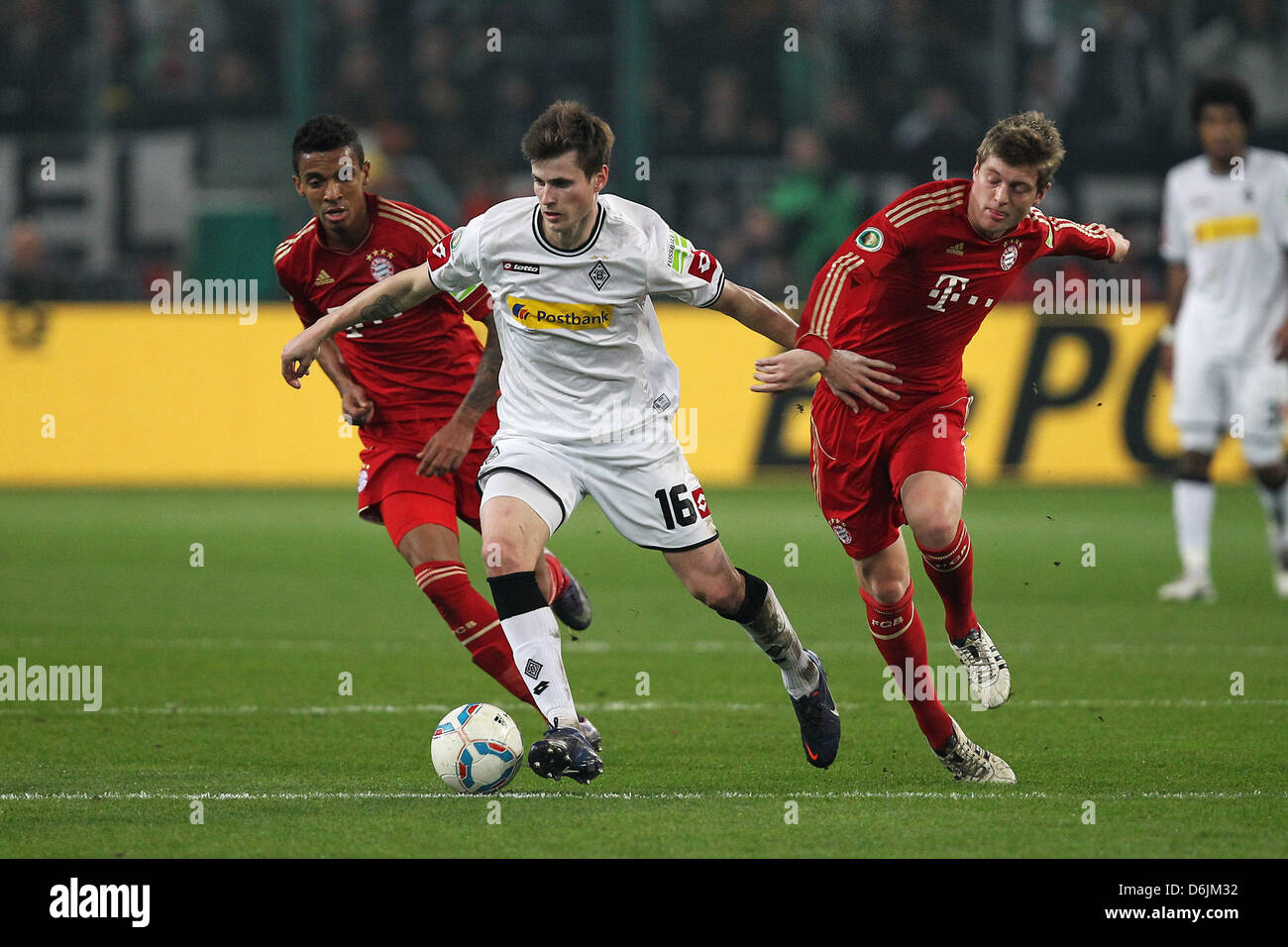 Münchens David Alaba (L) und Toni Kroos (R) wetteifern um den Ball mit Mönchengladbachs Havard Nordtveit während der DFB-Pokal-Halbfinale zwischen Borussia Moenchengladbach und FC Bayern München in Mönchengladbach, 21. März 2012. Foto: Revierfoto Stockfoto